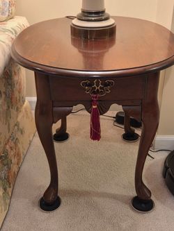 Traditional Oval Side/Lamp Table