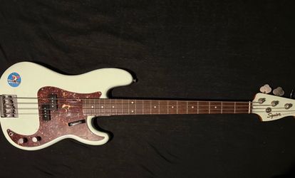 Squier P bass