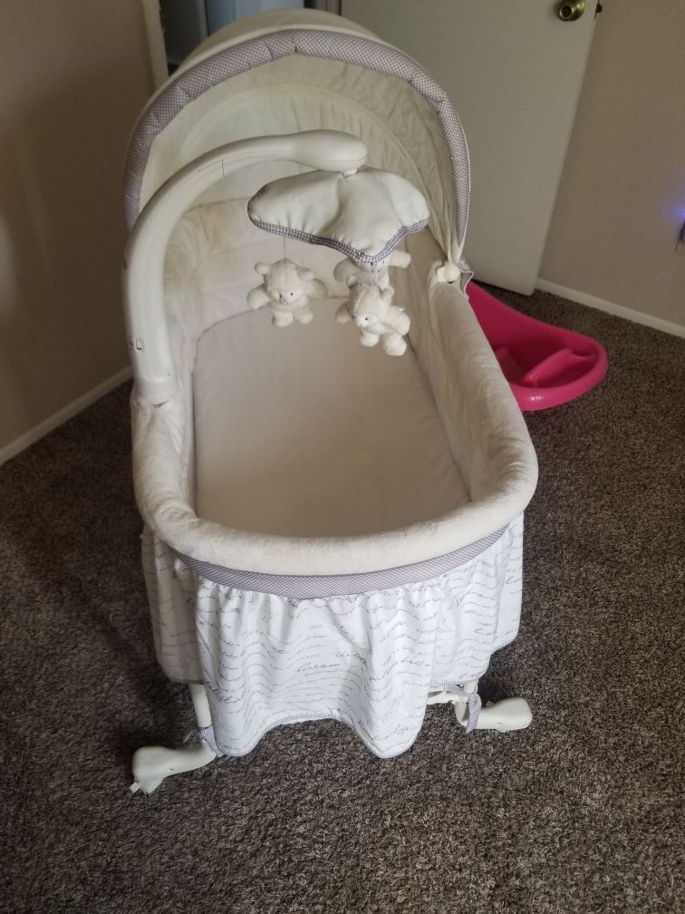 Simmons glider bassinet