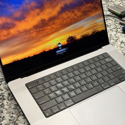 2021 16” Apple MacBook Pro M1 Max 64GB 8TB 32 GPU 10 Core 16.1 inch display 58 cycle count