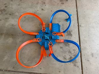 Motorized Hot-Wheels car track intersection