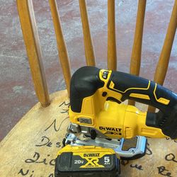 Dewalt DCS334 Cordless car Speed Jig Saw / Battery 5AH. No Charger . Repaired tool in good condition. Herramienta reparada en buen estado. 