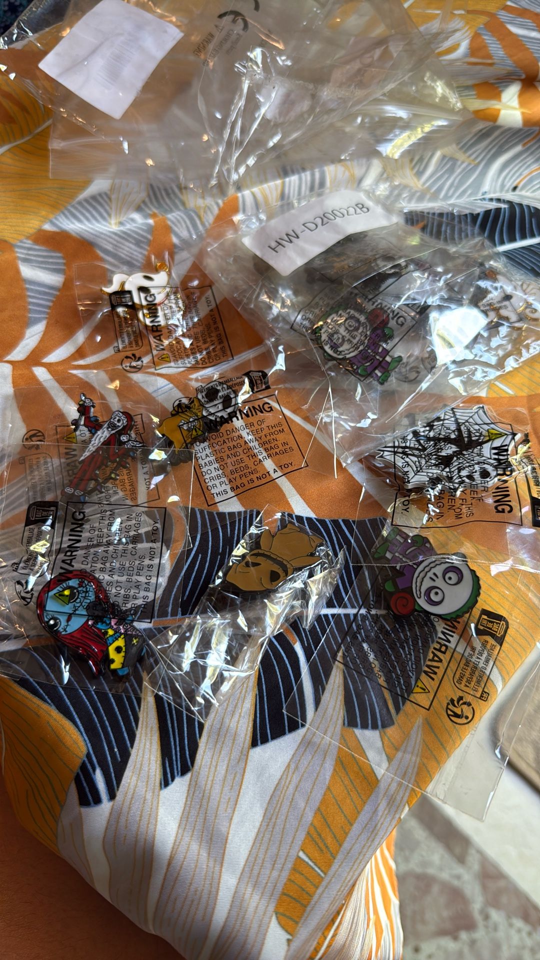 12 Pins por ocho dólares