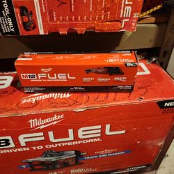 Milwaukee
M12 FUEL 12-Volt Lithium-Ion Brushless Cordless High Speed 3/8 in. Ratchet (Tool-Only)
STORE PRICE $199