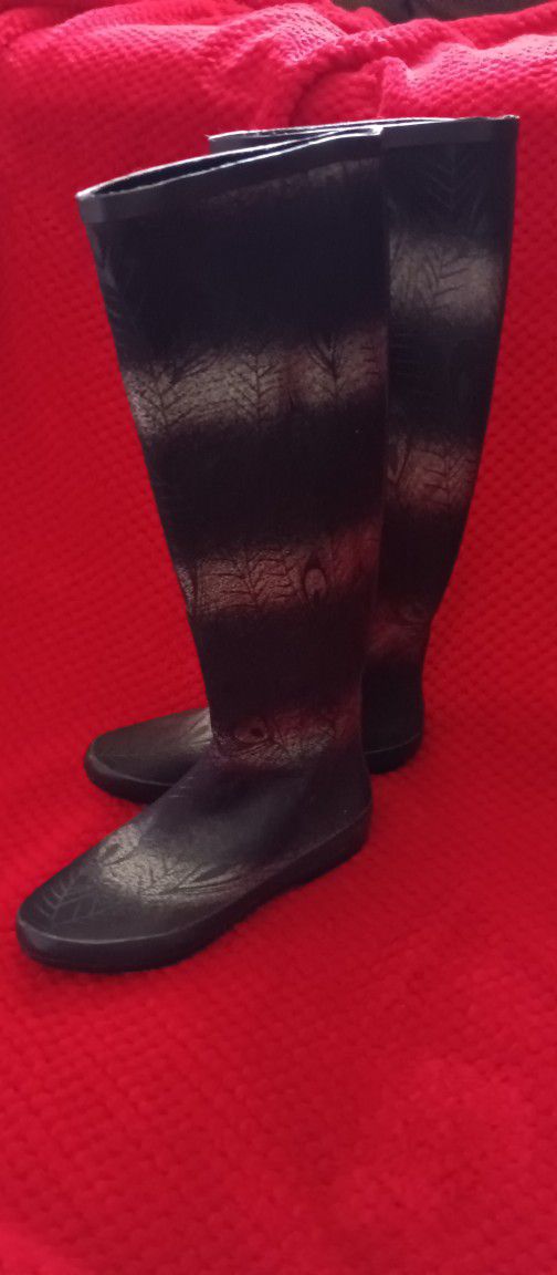 Volatile Black Peacock Print Rain Boots Women | Color: Black | Size: 7

