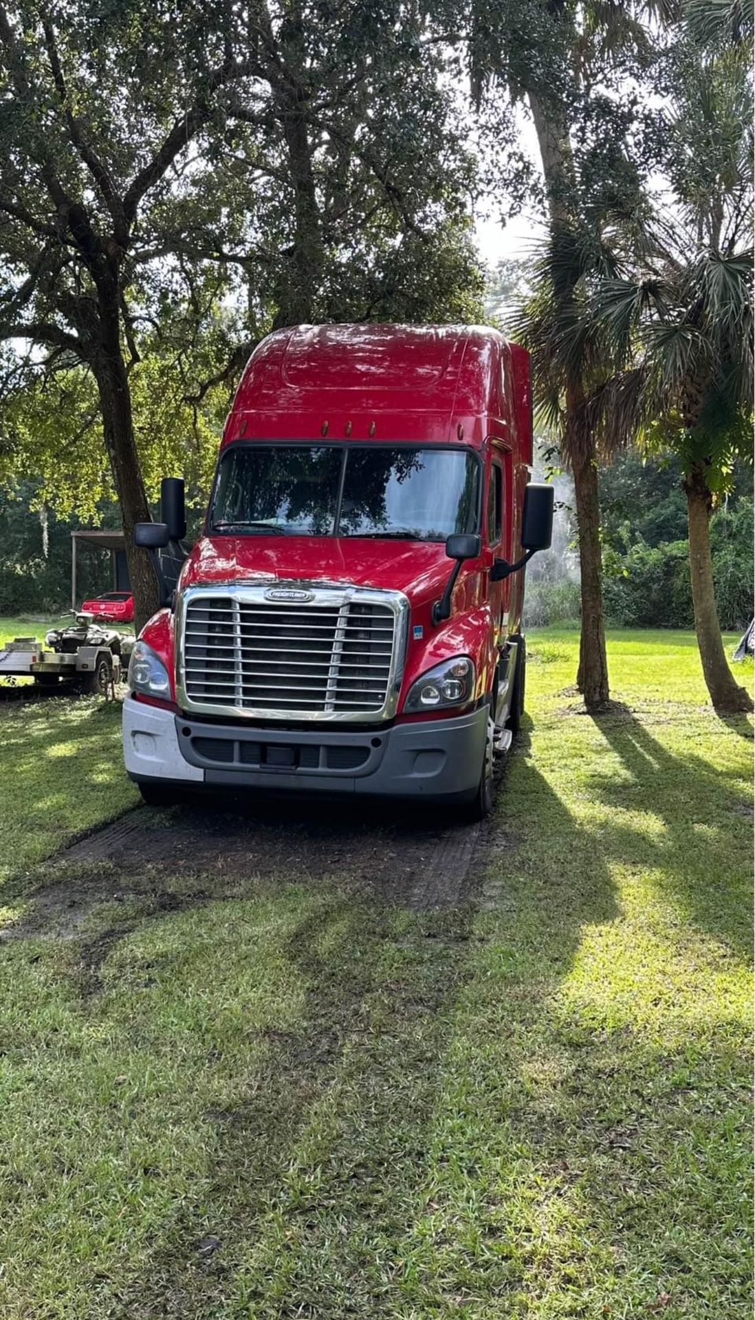 DD 15 engine automatic 2015 Cascadia, Exterior: Red • Interior: Grey Fuel type: Diesel