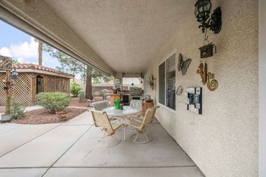 *pending pick up* Free patio  table set