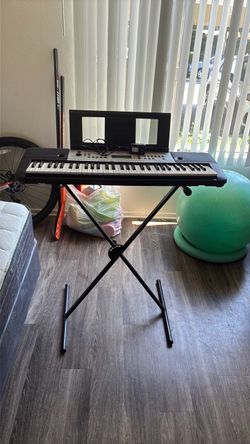 Yamaha YPT-260, 61-key portable keyboard.