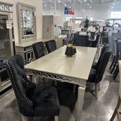 7 Piece Dining Set / Includes : Table and 6 chairs . 