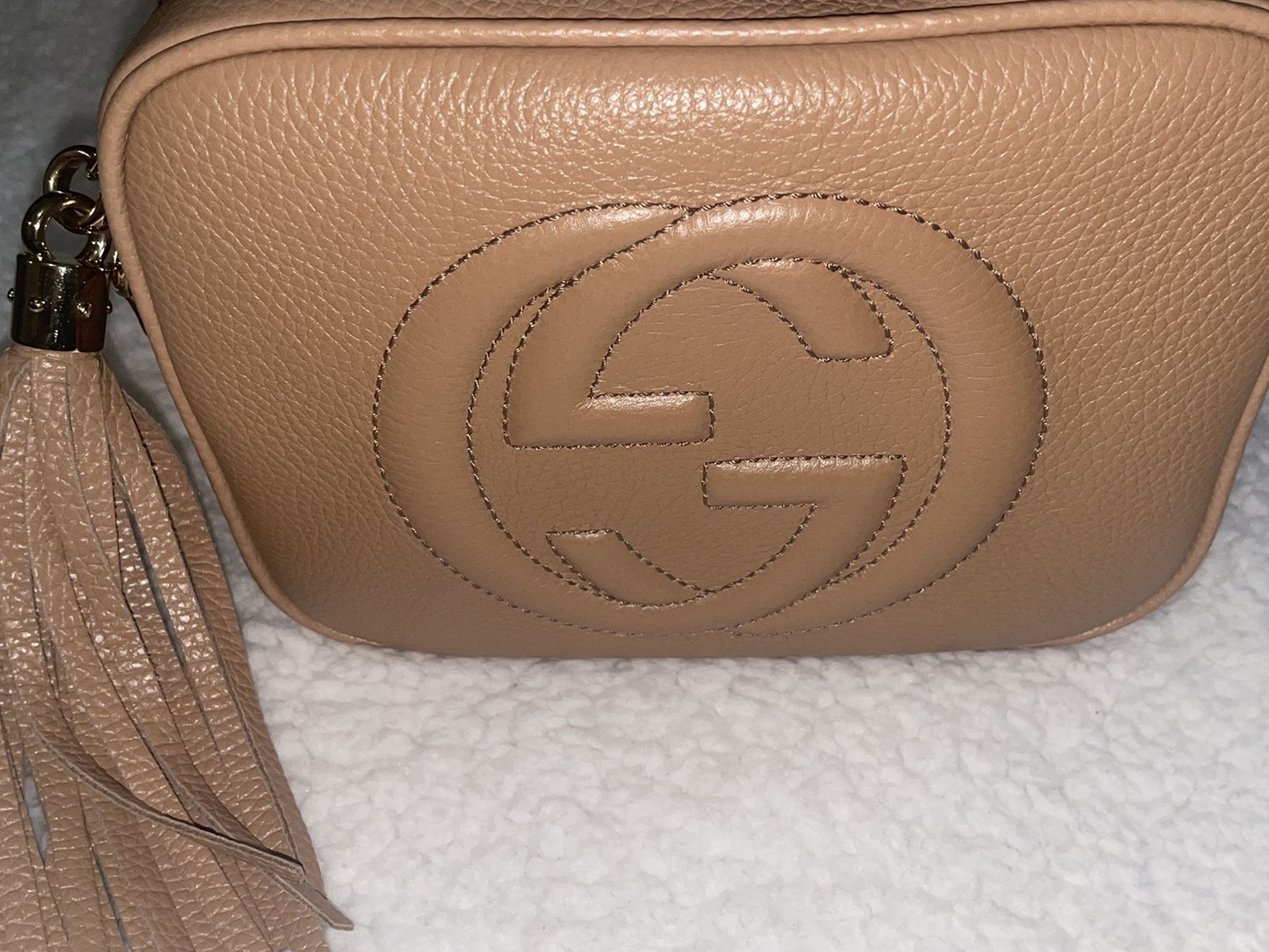 Authentic Gucci Soho Disco Crossbody Bag Pebbled Calfskin Leather Small Camelia Beige