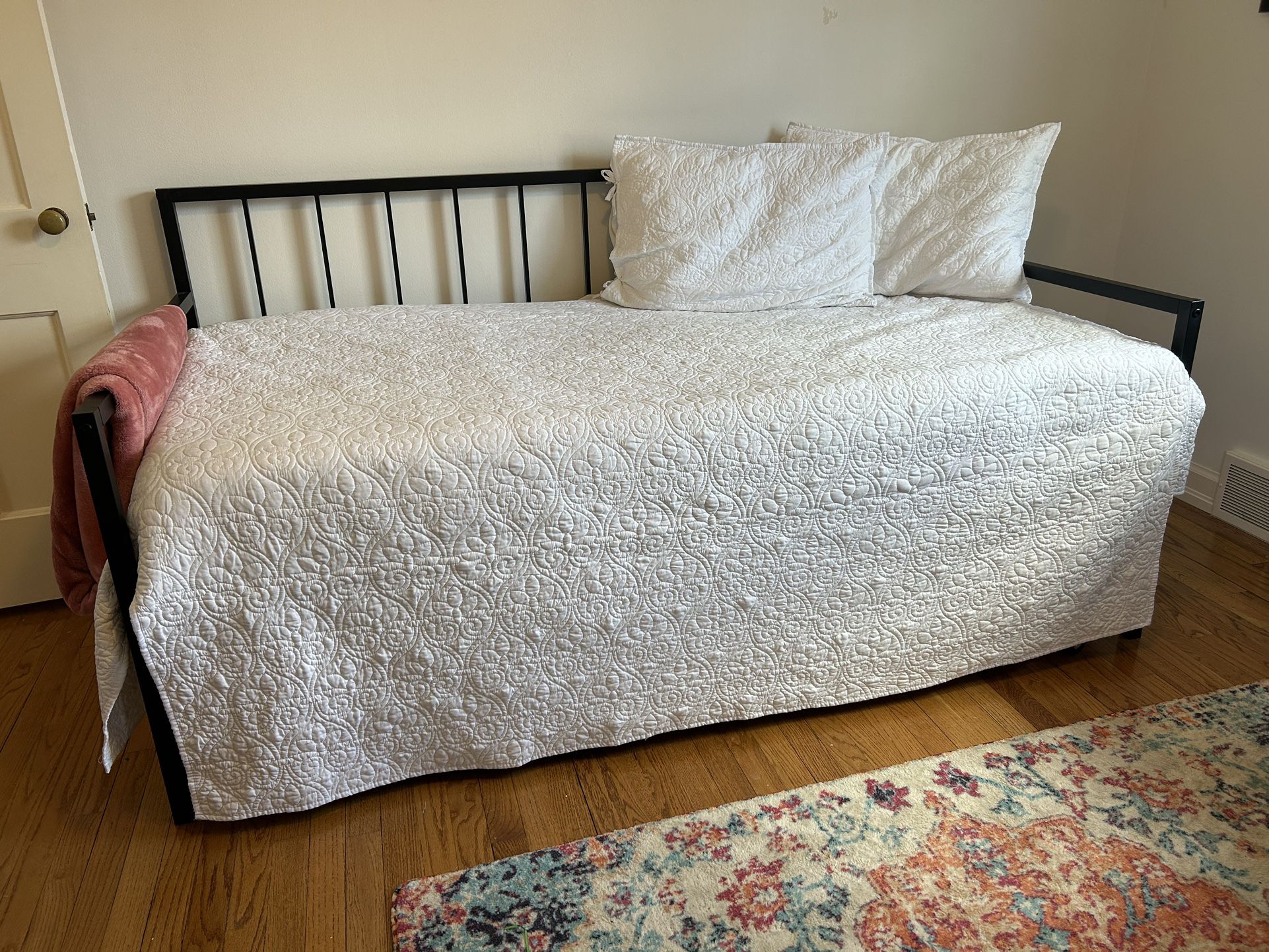 Trundle bed with Mattresses and Linens 