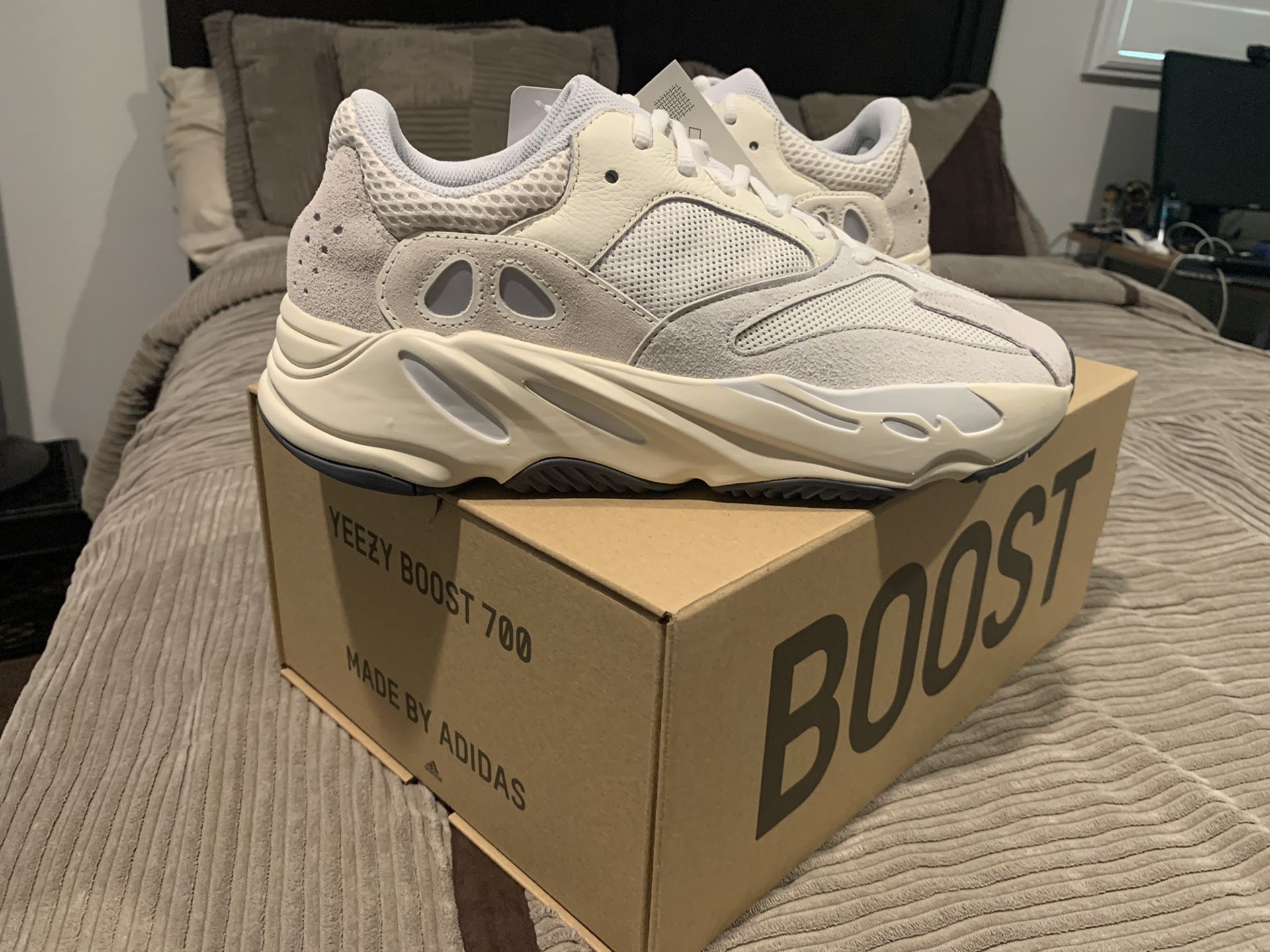 Yeezy Boost 700 \