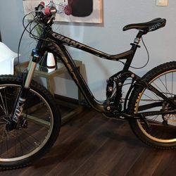 Giant Full Suspension Mountain Bike