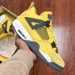 Jordan 4 Retro “Lightning” (2021)