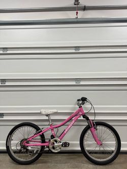 Specialized Hotrock 20 Girls’ Kids Youth Mountain Bike - Lightweight Bicycle 6speed