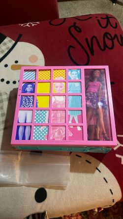Barbie Folding Play Set With Dolls And Some Clothes 