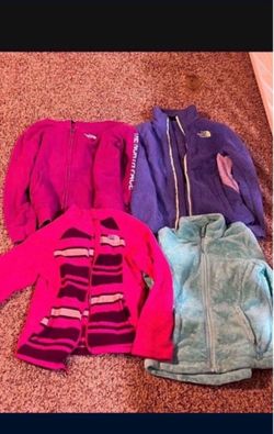 sueteres para niña de north face $30 cada una talla 6  y Las 2 Moradas 7/8