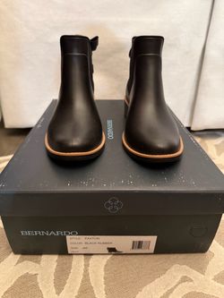 Bernardo black rubber bow rain boots