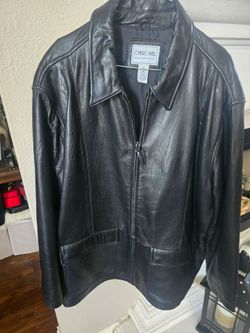 This Men's Cherokee Black Leather Jacket in size XL is perfect for the biker or casual wearer looking for a stylish and durable outerwear piece. Made 