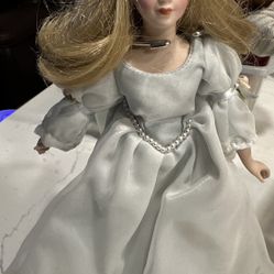  1984 Avon Cinderella Doll Fairy Tale Collection Porcelain No Box or Stand