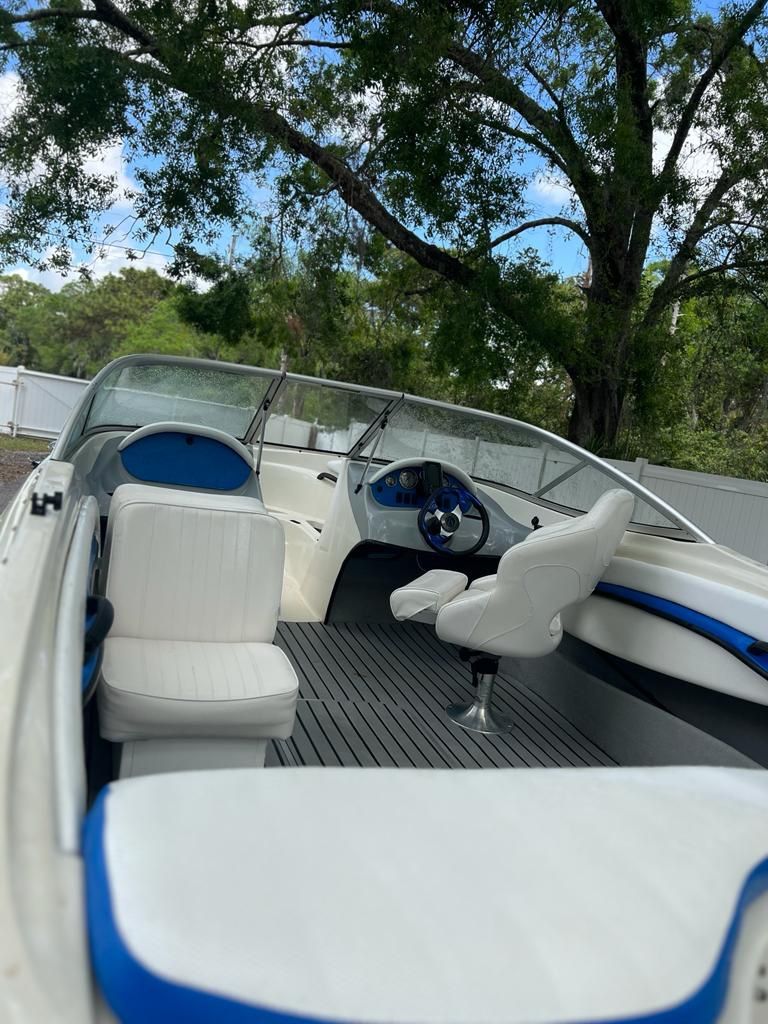 1999 Maxium Bay Boat 