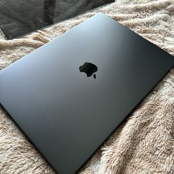 Like New MacBook Pro M3 18GB Ram/512GB SSD