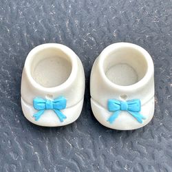 👶 Cute vintage mini white with blue bows ceramic baby booties