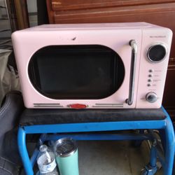 Retro Series.. Countertop  Micowave....By Nostalgia