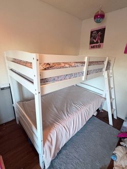 Twin bunk bed w/ Matresses and bedding