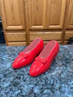 Ceramic 1999 Enesco Wizard of OZ Dorothy Ruby Slippers Pair of  Salt and Pepper Shakers.  Brand new never used.  With stickers on the bottom.  Has bee