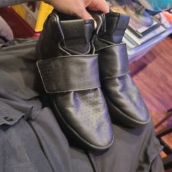 Adidas Tubular Invader Strap 
Color Black 
Size Us13 
Rare Used