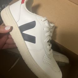 Veja V-10 Leather 