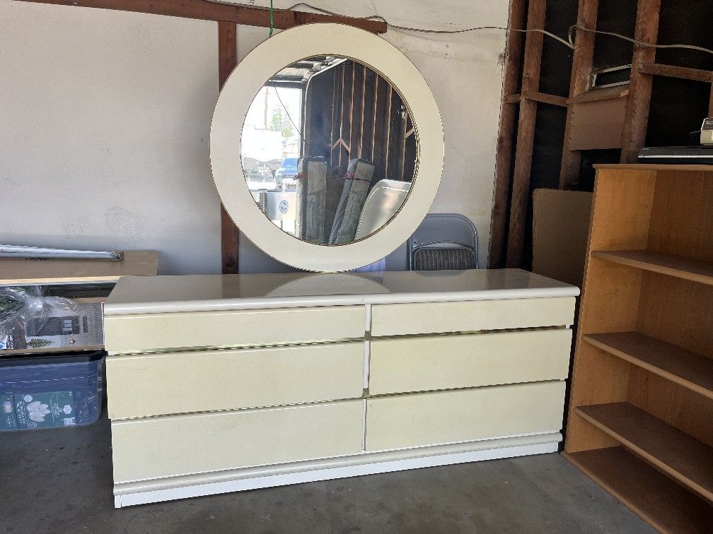 Dresser With Mirror Great Condition$75.00