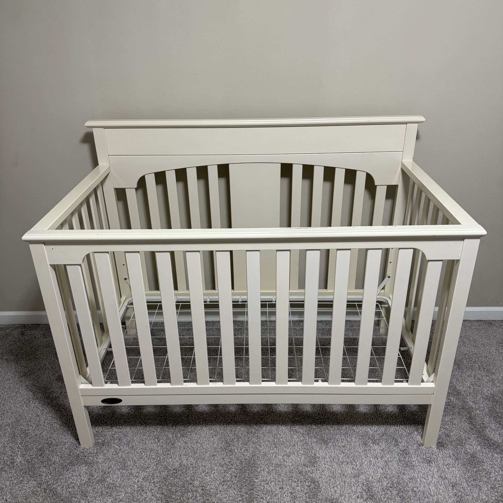 Graco Crib Baby Crib Bed White/Off White Color *READ