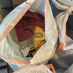 Estoy vendiendo 11 bolsas de ropa la mayoría es de mujer SML algunas de niña y de hombre mix  la ropa está en perfecto estado 11 bolsas por $80