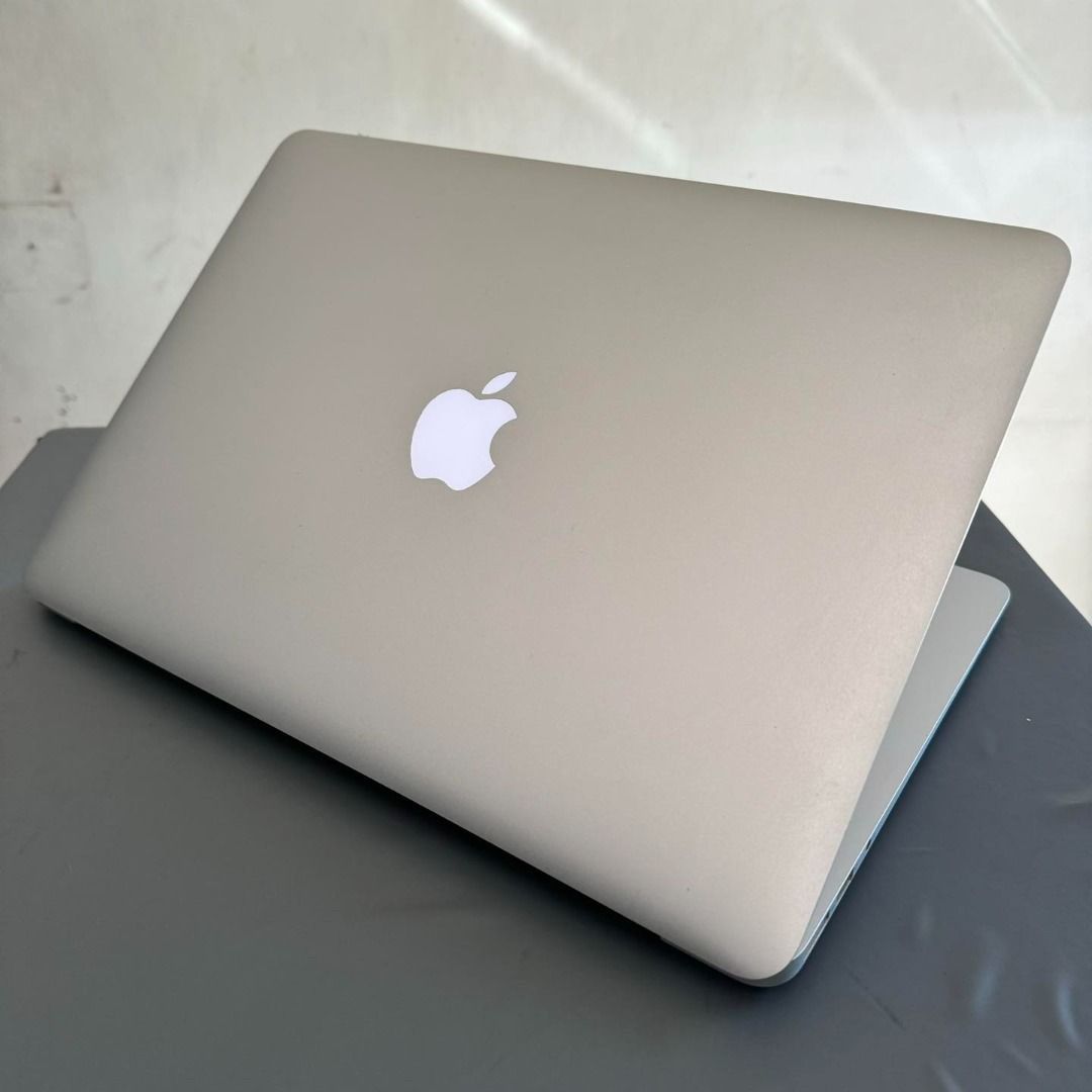 Apple MacBook Air 13” I5/8GB/256GB SSD $180