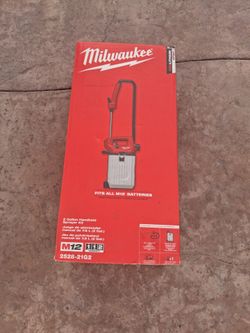 Milwaukee M12 sprayer battery y charger new