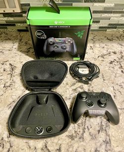 Razer Xbox controller wolverine ultimate in case with attachments