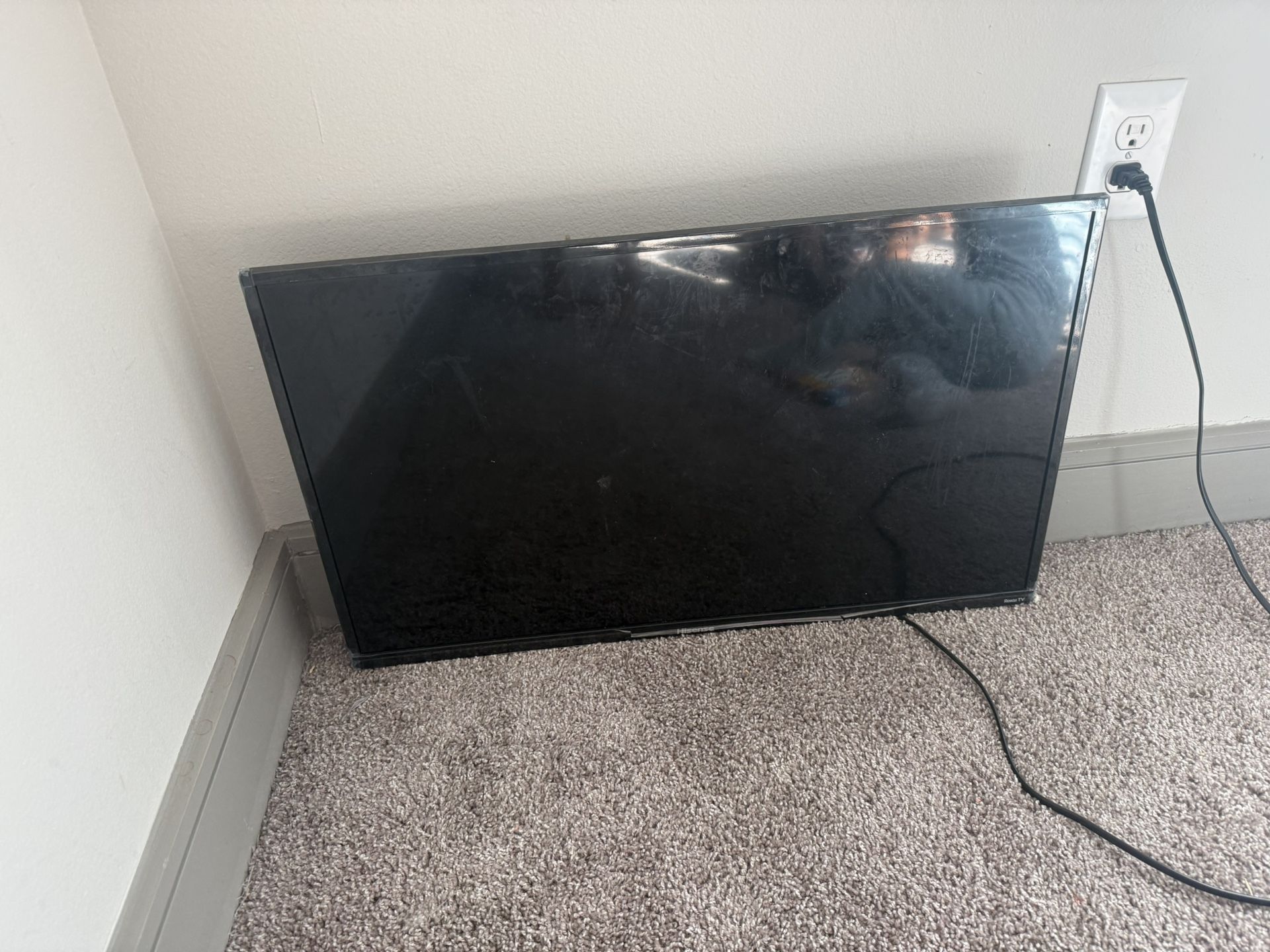 32 Inch HISENSE TV 
