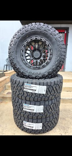 17" LOCK Combat w/ 35x12.50R17 Toyo RT Trail