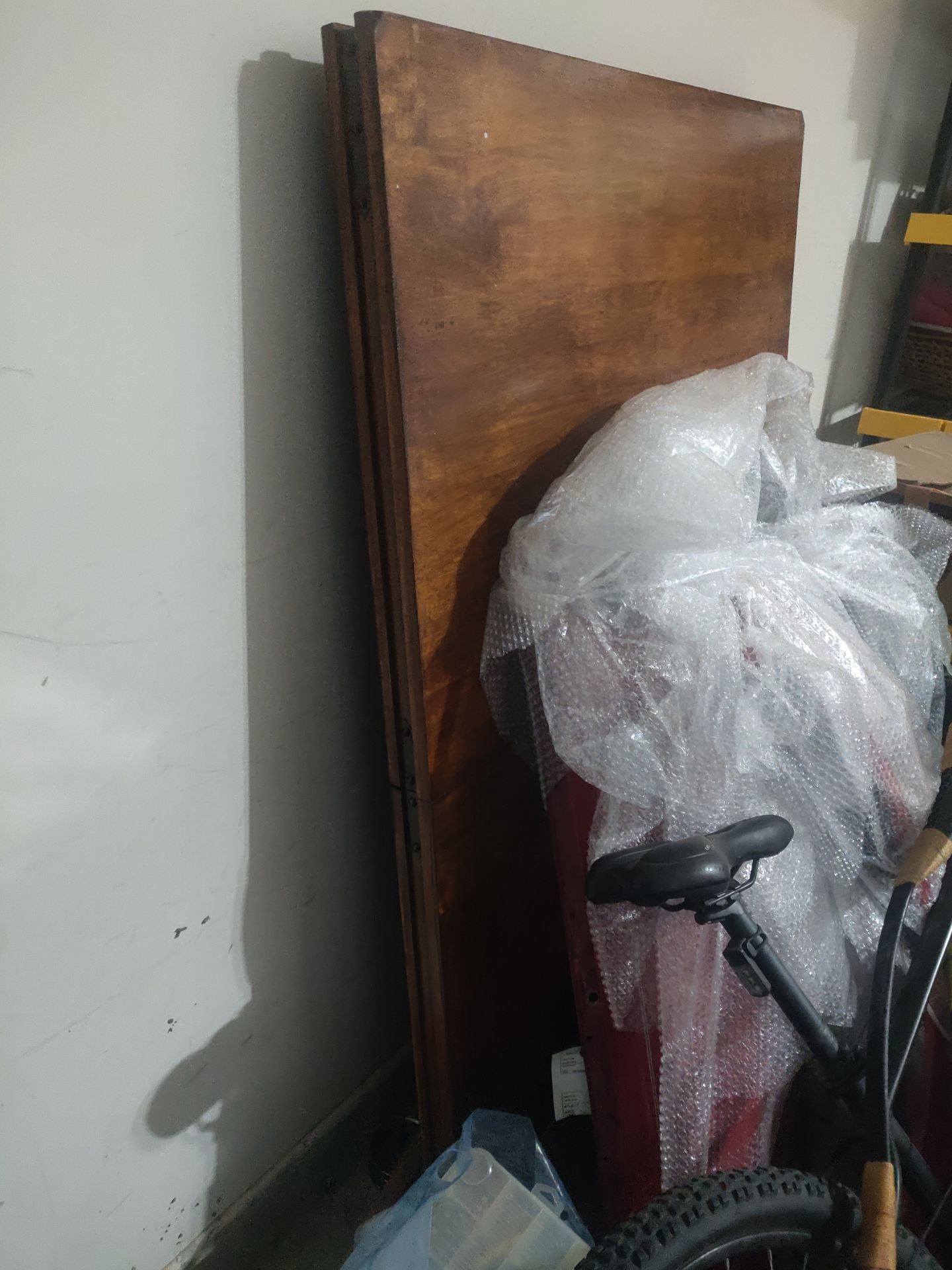 Extendable hardwood table
