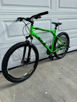GT Mountain Bike Size xlarge Wheels 27.5 Speeds 24 Disc brakes