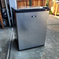 2.4 cu. ft. Sanyo Mini-Fridge Compact Refrigerator w/ Freezer Black Stainless Kitchen Appliance