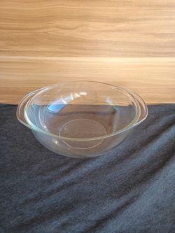 Pyrex 2-quart casserole bowl with handles