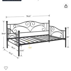 Daybed With Accessories 
