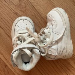 White Nike-size 5 Toddler 