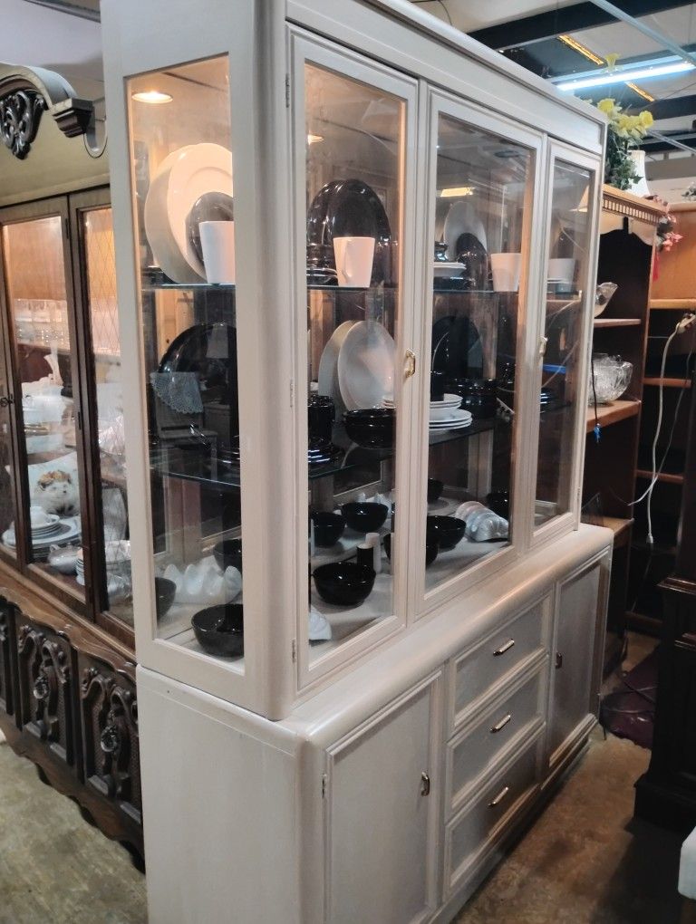 Thomasville China Hutch Very Good Condition