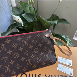 LOUIS VUITTON NEVERFULL MM WRISTLET/POUCH for Sale in Peabody, MA - OfferUp