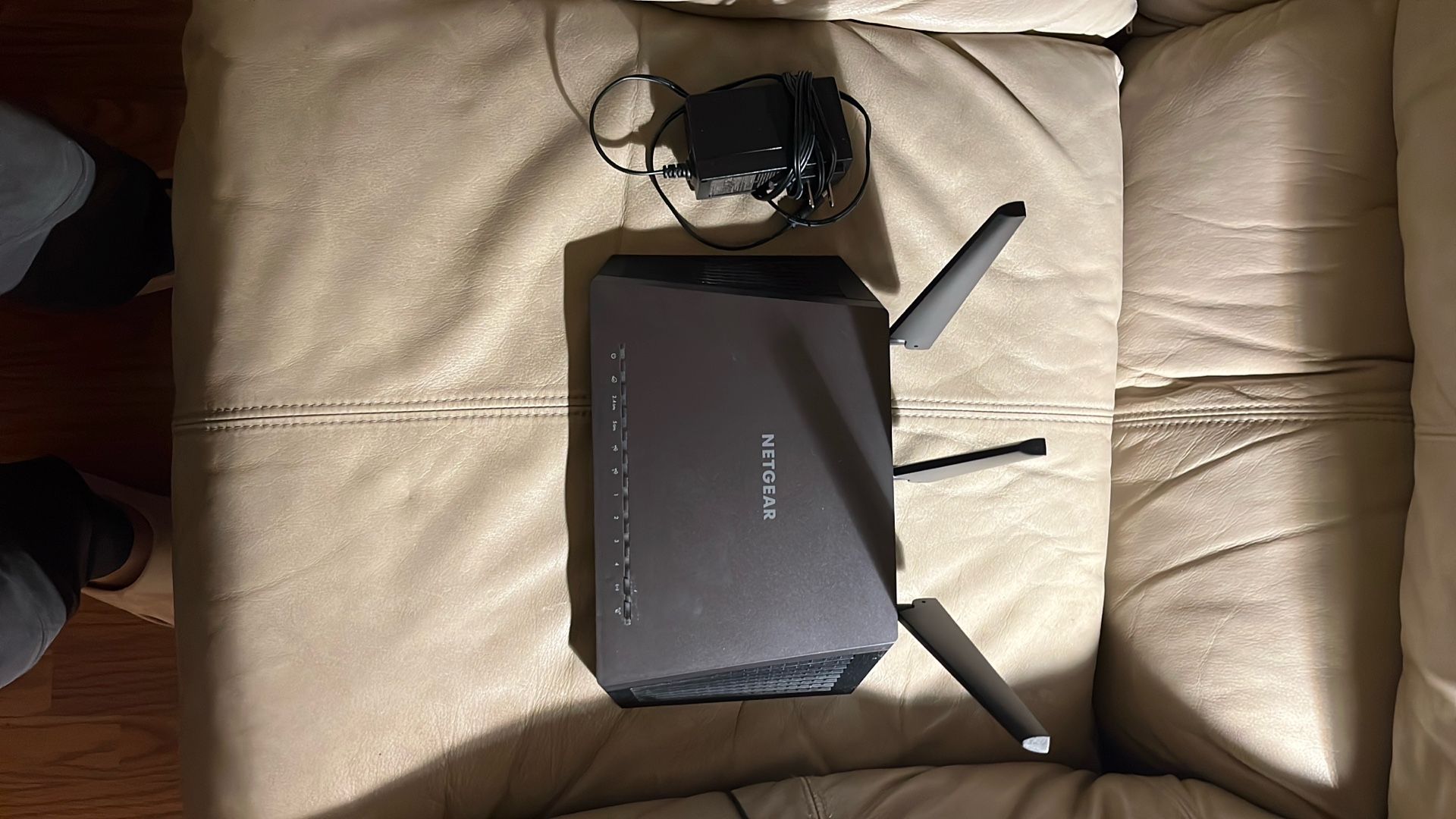 NETGEAR Nighthawk Smart Wi-Fi Router (R7000) - AC1900 Wireless Speed (Up to 1900 Mbps) | Up to 1800 Sq Ft Coverage & 30 Devices