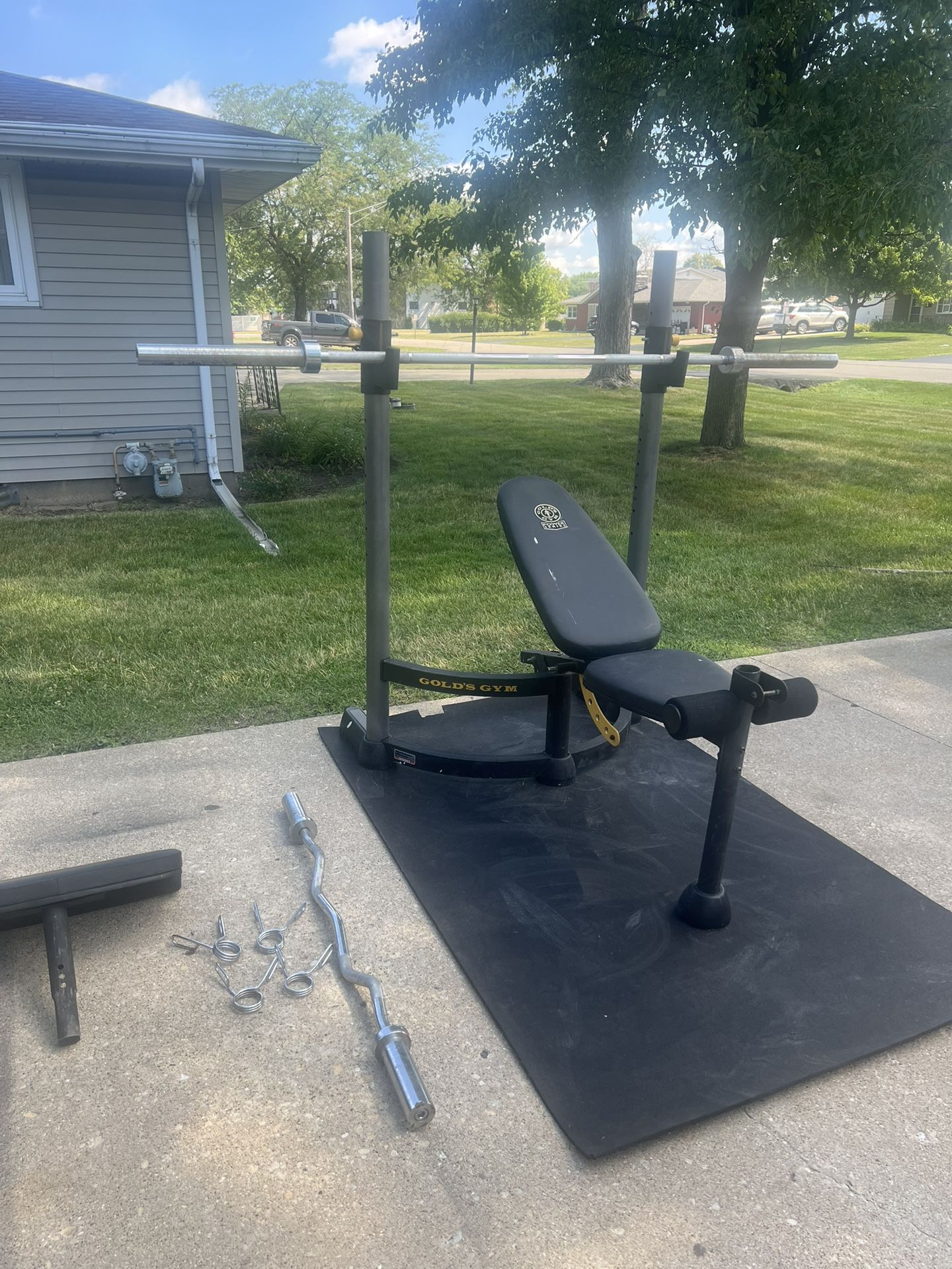 Golds Gym Olympic Weight Bench With Olympic Bars And Gym Matt